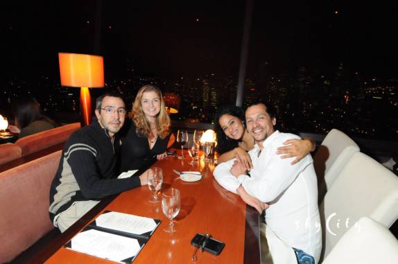 Reencontro com nossos amigos Kombianos em jantar no restaurante giratório da Space Needle, em Seattle, no estado de Washington, nos Estados Unidos